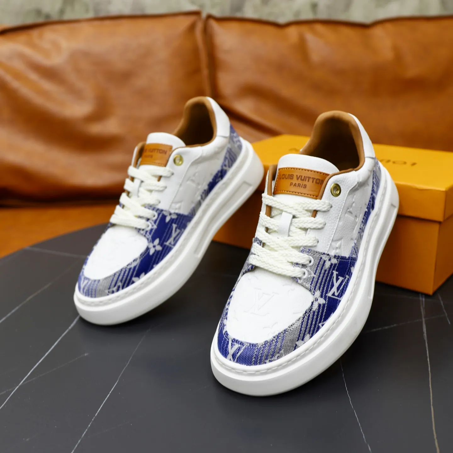 Ex-factory price: 480💰🙅‍♂️🙅‍♂️🙅‍♂️ Brand: LV Louis Vuitton Standard code: 38-44 (45 customized) Grade: Same as the official website Material: Original fabric Comfortable cowhide lining Increased lightness, wear-resistant and soft outsole Style category: Men's fashionable casual shoes Running sneakers Distinguished luxury brand elements Top luxury Color: actual picture color
